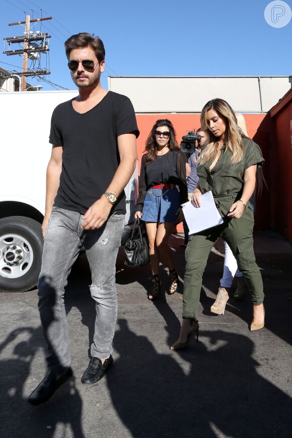Kim Kardashian, Kourtney Kardashian e Scott Disick deixam restaurante em Los Angeles