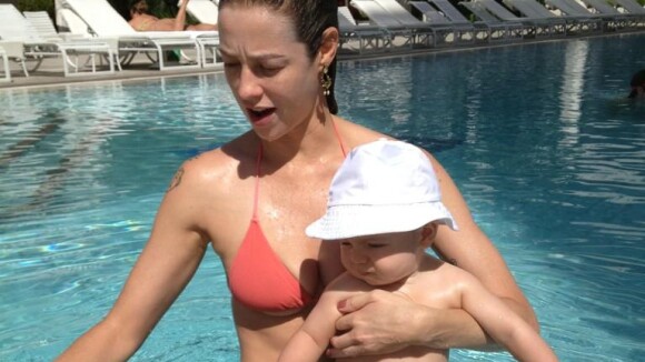 Luana Piovani ensina o filho, Dom, de 9 meses, a nadar