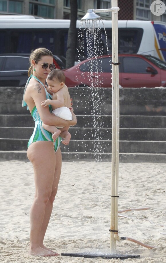 No colo da mãe, Luana Piovani, Dom toma banho em chuveiro da praia