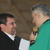 Padre Marcelo Rossi conversa com o filho de Hebe Camargo, também chamado Marcello