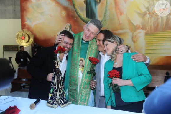 Padre Marcelo Rossi celebra a missa de 1 ano da morte de Hebe Camargo, em 29 de setembro de 2013