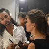 Carol Francischini com Max Weber no backstage do desfile da C&A no Jockey Club do Rio de Janeiro, na Zona Sul da cidade, neste domingo (29)