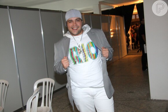 Tiago Abravanel chega ao defsile de moda no Rio