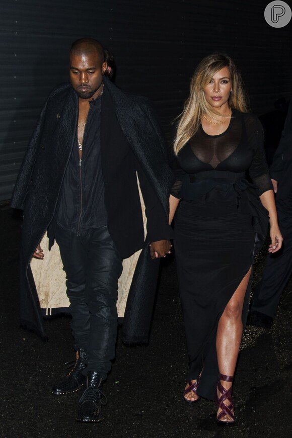 Kim Kardashian e Kanye West chegam ao desfile da Givenchy na semana de moda de Paris, em 29 de setembro de 2013