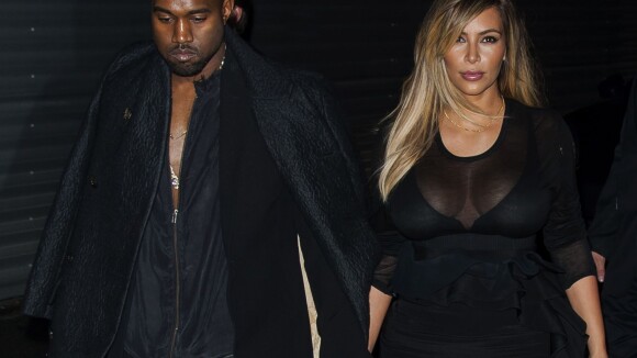 Kim Kardashian escolhe decote transparente para ir à desfile com Kanye West