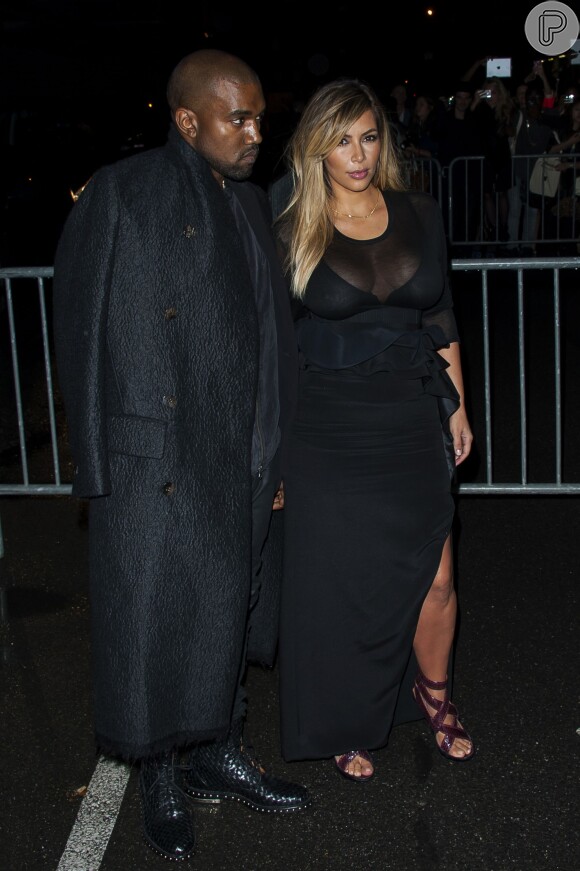 Kim Kardashian vai ao desfile da Givenchy com vestido desenhado pelo estilista Riccardo Tisci, diretor criativo da grife
