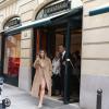 Kim Kardashian faz compras na Avenue Montaigne, em Paris