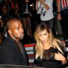 Kim Kardashian escolhe vestido com decote transparente para conferir o desfile da Givenchy na companhia do marido, Kanye West