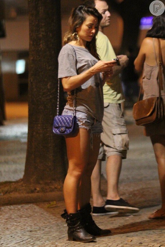Sabrina Sato vai a restaurante do Rio de Janeiro com shortinho desfiado, em 20 de dezembro de 2012