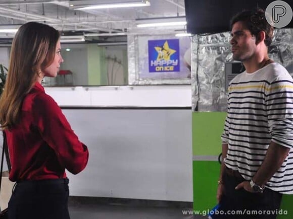 Paloma (Paolla Oliveira) vai à pista de patinação encontrar Ninho (Juliano Cazarré) no lugar de Paulinha (Klara Castanho), em 'Amor à Vida'