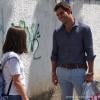 Paulinha (Klara Castanho) encontra Ninho (Juliano Cazarré) depois das aulas, em 'Amor à Vida'