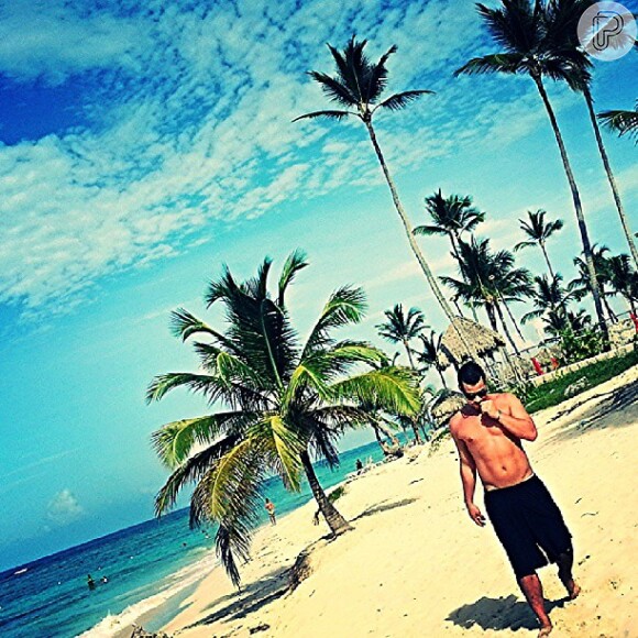 Thiago Martins posta foto em uma praia de Punta Cana