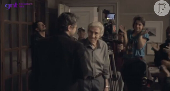 Cláudio Cavalcanti recebe o carinho da produção e do diretor, Selton Mello, após a última gravação de 'Sessão de Terapia'