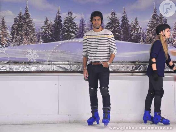 Ninho (Juliano Cazarré) espera Paulinha (Klara Castanho) numa pista de patinação do gelo, mas é Paloma (Paolla Oliveira) quem aparece, em 'Amor à Vida'