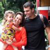 Dani Monteiro posa com a filha, Maria, de dois anos e o marido, Felipe Uchôa
