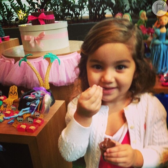 Flávia Alessandra publicou uma foto da filha, Olivia, comendo brigadeiro e se derreteu pela pequena
