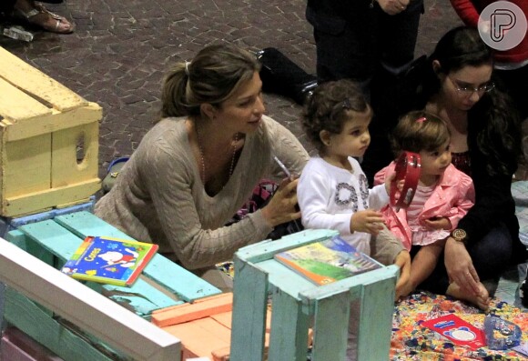 Grazi Massafera brinca com a filha, Sofia, em parquinho de um shopping do Rio de Janeiro, sem o papai Cauã Reymond