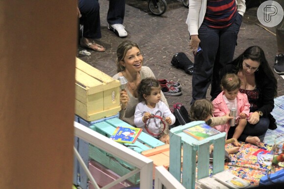 Grazi Massafera brinca com a filha, Sofia, em parquinho de um shopping do Rio de Janeiro, em 6 de outubro de 2013