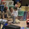 Grazi Massafera se diverte com a filha, Sofia, em parquinho de um shopping do Rio de Janeiro
