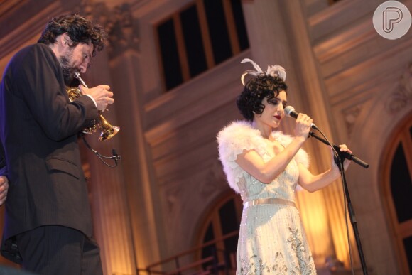 Letícia Sabatella canta acompanhada pelo noivo, Fernando Alves Pinto, na 18ª edição do Prêmio Claudia
