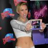 Miley Cyrus faz careta ao divulgar seu novo cd, 'Bangerz', em Nova York, nos Estados Unidos