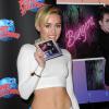 Miley Cyrus usa calça detonada no lançamento de seu novo álbum, 'Bangerz'