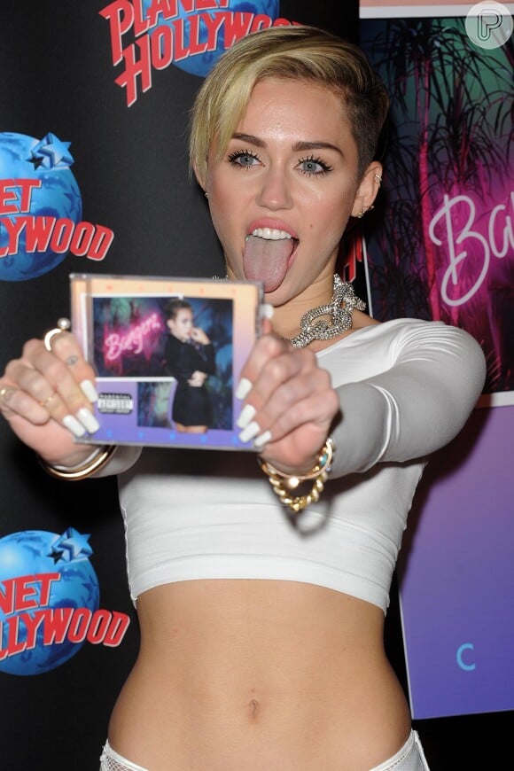 Miley Cyrus vai de barriga de fora ao lançamento de seu novo CD, 'Bangerz'