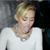 Miley Cyrus autografa seu novo CD, 'Bangerz'
