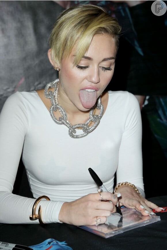 Miley Cyrus autografa seu novo CD, 'Bangerz'