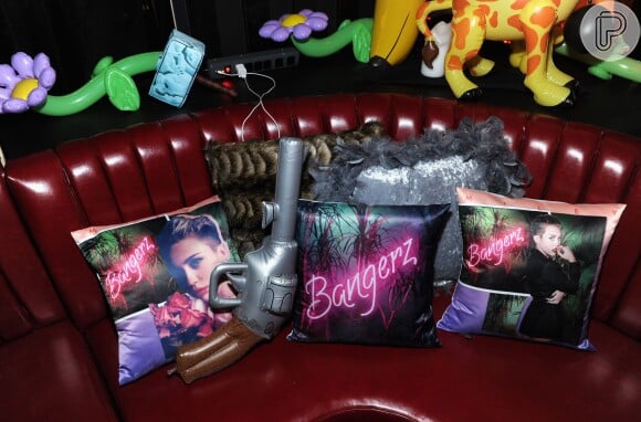 Festa de lanaçamento do novo álbum de Miley Cyrus, 'Bangerz', tem decoração temática inspirada na capa do CD