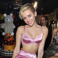 Miley Cyrus fica de sutiã no lançamento de seu novo álbum, 'Bangerz', em NY