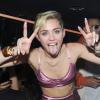 Miley Cyrus troca de roupa e fica só de sutiã no lançamento de seu novo álbum, 'Bangerz'