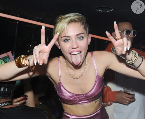 Miley Cyrus troca de roupa e fica só de sutiã no lançamento de seu novo álbum, 'Bangerz'