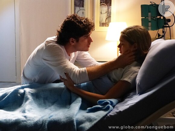Amora (Sophie Charlotte) chora e diz a Bento (Marco Pigossi) que perdeu seu filho, em 'Sangue Bom', em 9 de outubro de 2013