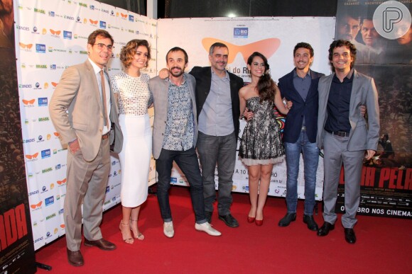Elenco e direção de 'Serra Pelada' posam na première do filme, no encerramento do Festival do Rio 2013