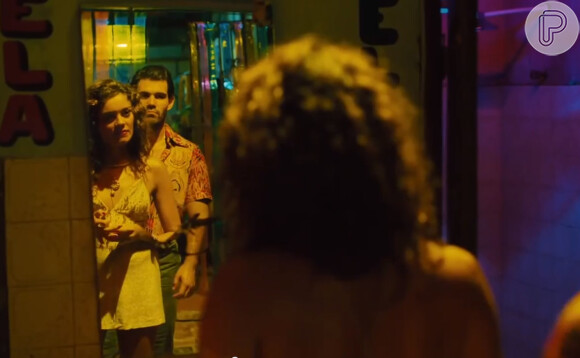 Juliano Cazarré vai atrás de Sophie Charlotte em um banheiro em uma cena de 'Serra Pelada'