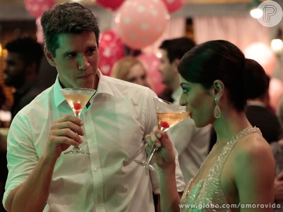 Guto (Márcio Garcia) flerta com Silvia (Carol Castro), mesmo casado com Patrícia (Maria Casadevall) e ela com Michel (Caio Castro), em 'Amor à Vida', em 10 de outubro de 2013