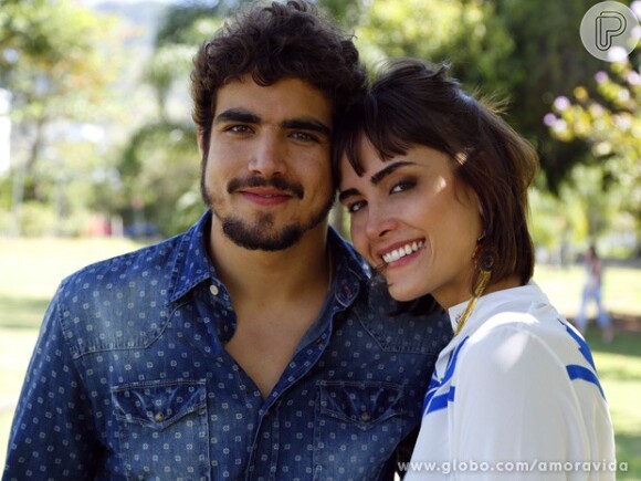 Patrícia (Maria Casadevall) e Michel (Caio Castro) se conheceram e começaram a namorar quando ainda estavam casados legalmente, apesar de separados, em 'Amor à Vida'