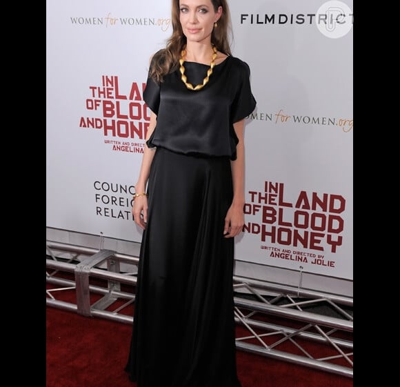 A saia usada por Angelina Jolie no lançamento de 'In The Land Of Blood And Honey' é assinada por Ralph Lauren e ela combinou com uma blusa da Joseph