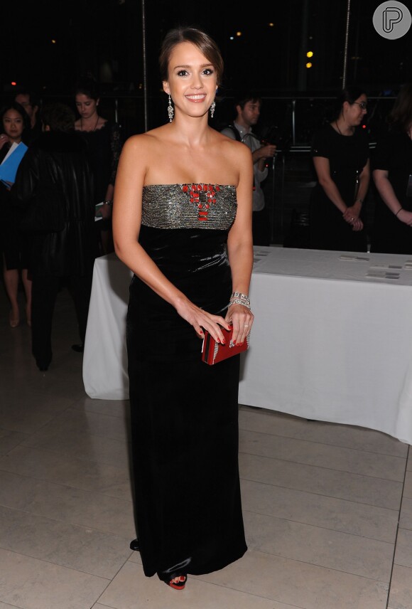 A atriz Jessica Alba escolheu o longo em veludo assinado pelo estilista em evento organizado por ele