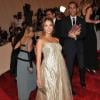 No baile de Gala do Met, a atriz Jessica Alba optou por um modelo longo e dourado Ralph Lauren durante a gravidez