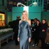 Em evento da Tiffany & Co., a atriz Gwyneth Paltrow escolheu um longo azul cintilante assinado por Ralph Lauren