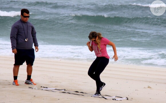 Fernanda Souza fez vários tipos de exercícios na areia da praia
