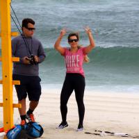 Fernanda Souza enfrenta ventania em treino na praia e ajuda catadora de latinhas