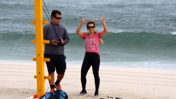 Fernanda Souza enfrenta ventania em treino na praia e ajuda catadora de latinhas