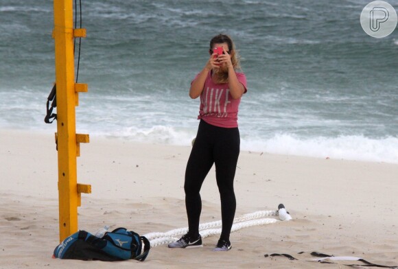 Ao perceber paparazzo, Fernanda Souza tirou foto com celular