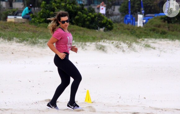 Fernanda Souza aproveitou o bom tempo desta sexta-feira (10), para fazer exercício ao ar livre