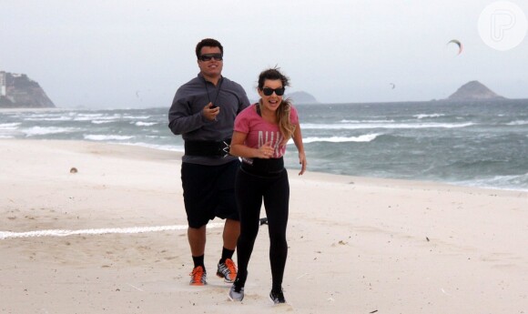 Fernanda Souza correu na areia com a supervisão do personal trainer Bruno d'Orleans