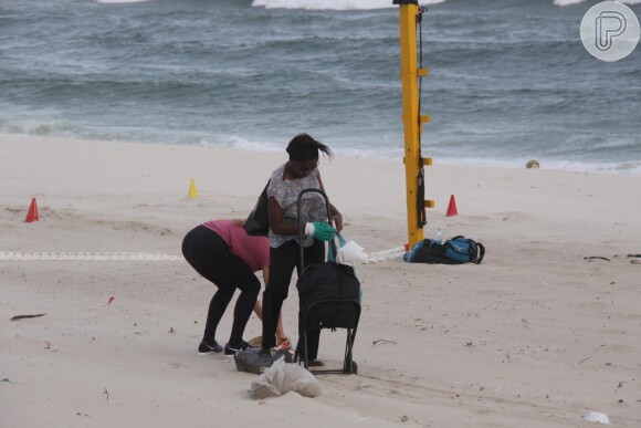 Fernanda Souza ajudou a senhora catando algumas latinhas que estavam na areia de praia