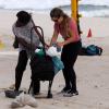 Fernanda Souza ajudou uma catadora a guardar as latinhas na bolsa